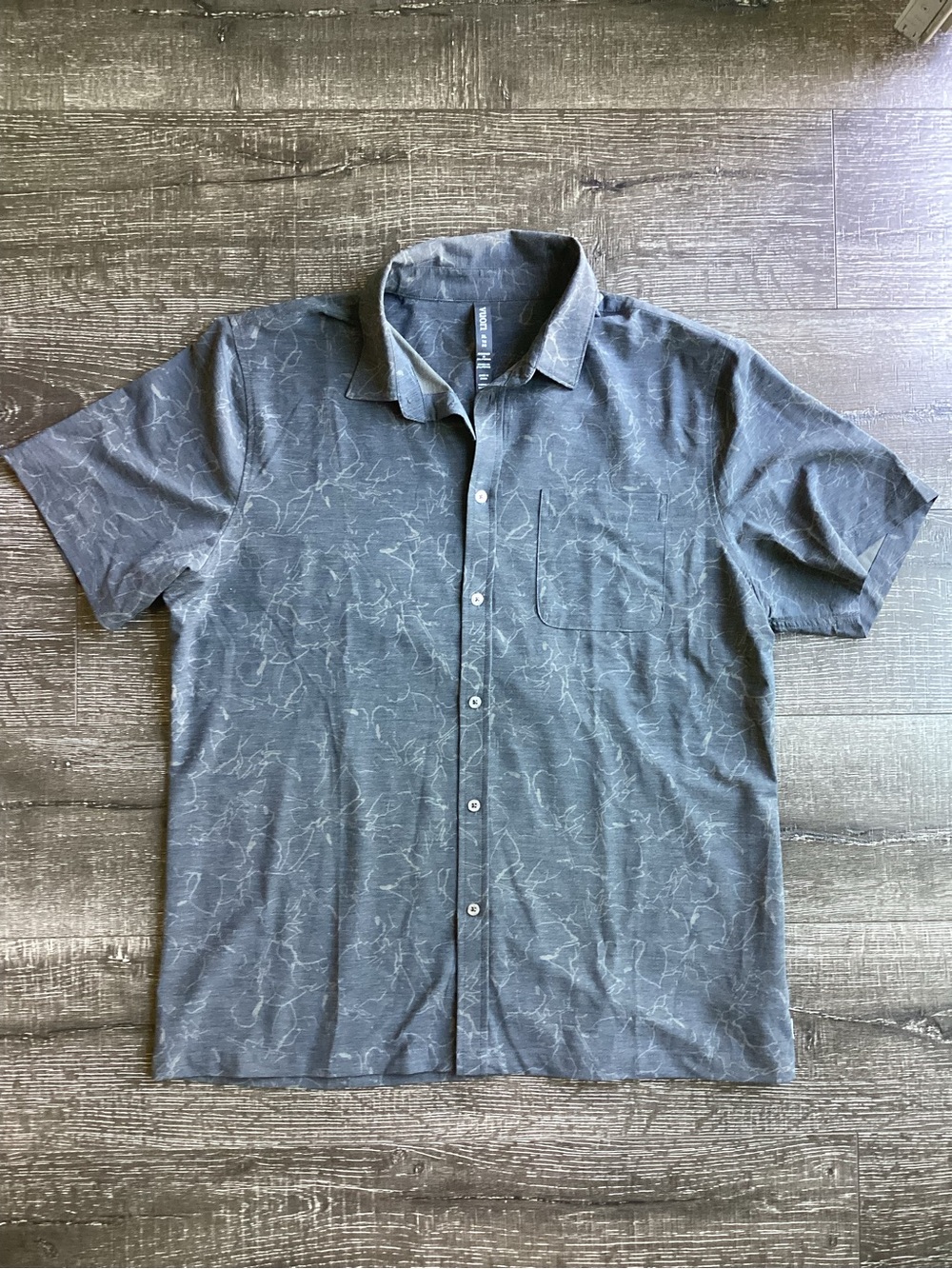 NWOT Vuori Men's XL Short Sleeve Button Front Shirt Grey Printed Stretch SS